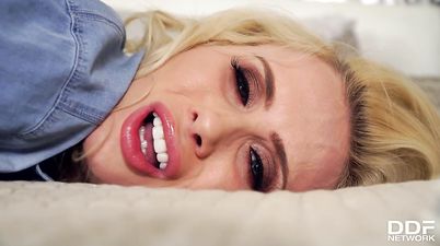 fabulous MILF Kaitlyn Laken fingers her tight pussy