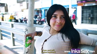 Chobola esta tomando en el paradero y moreno se la lleva a coger a su casa - Straight sex with big ass Latina girl next door