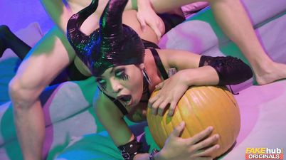 Fakehub Originals - Pumping Pumpkins 1 - Polly Pons