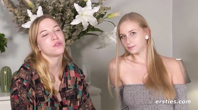 Zoe und Sirena fingern sich gegenseitig intensiv zum Hehepunkt - Big tits euro lesbians