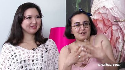 Nerdy German Brunette Babes Ameliya & Jasmina fingern und lecken sich gegenseitig nach Lust und Laune - Lesbian