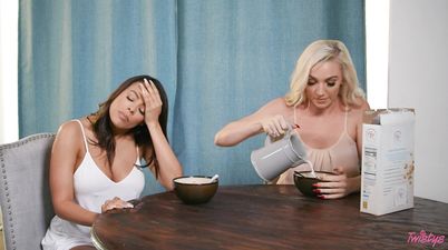 Stunning Luna Star lesbos sex video