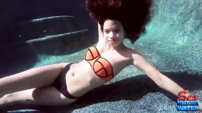 Cici Lion under water fetish solo