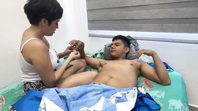 Mi sexi latina hermanastra me pone una mascarilla en la cara de una forma muy excitante. - Big dick