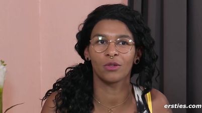 Nette Deutsche spielt mit Lieblingsdildo und Auflegevibrator - Solo girl