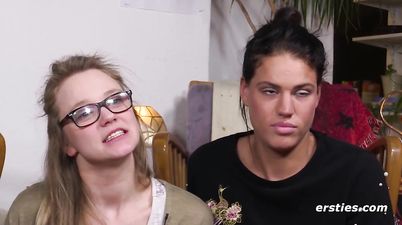 Geile 22-jährige Hamburgerin stellt was Heißes mit Freundin an - German Brunette and Blonde Lesbians